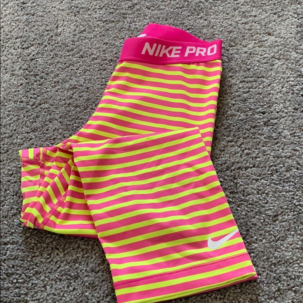 Nike Pro 3/4 leggings. Unique color. Size M
